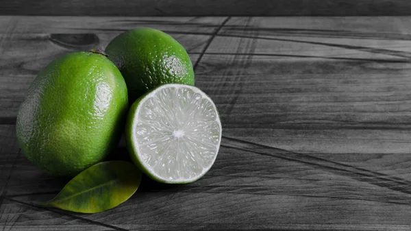 Limes Vertes Fraîches Une Demi Lime Sur Fond Bois Espace — Photo