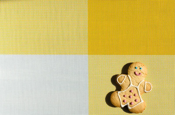 Figur Eines Keksmannes Auf Einem Bunten Gelb Weißen Hintergrund Süßes — Stockfoto