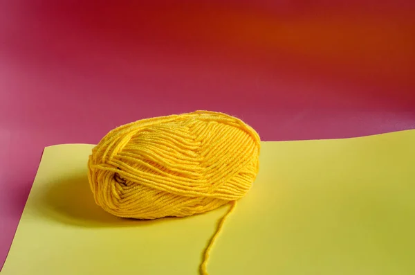 Kein Van Geel Garen Een Gekleurde Achtergrond Close Breien Zelf — Stockfoto