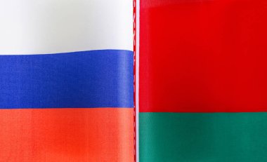 Rusya ve Belarus 'un ulusal bayraklarının parçaları.