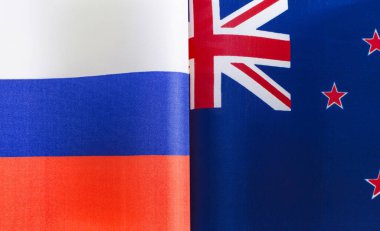 Rusya ve Yeni Zelanda 'nın ulusal bayraklarının parçaları.