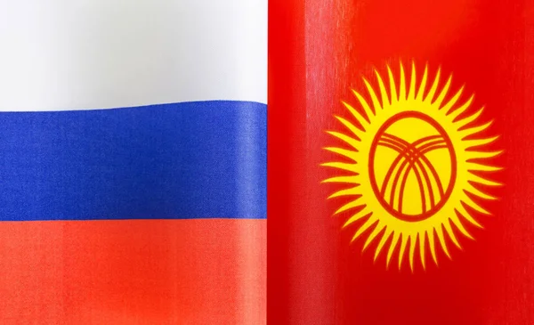 俄罗斯和吉尔吉斯斯坦国旗的碎片特写 — 图库照片