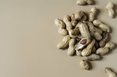 Fıstıklar renkli arka planda mesajlaşmak için yakın plan bir yere saçılmış. Kabukta yer fıstığı.