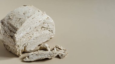 Bej arka planda kopi uzayının doğal fıstık halkası. Halva oryantal tatlılar. Çok yaşa tatlı..