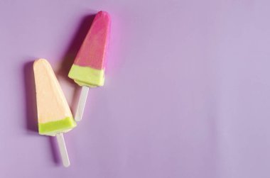 Karpuz ve karpuz dondurması renkli arka planda yakın plan, metin için boşluk