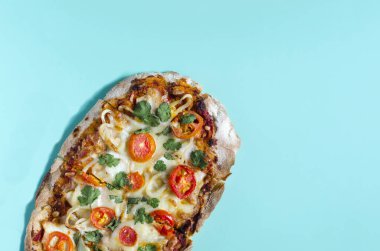 Kopi uzayının renkli arka plan görüntüsünde taze pinsa. Pinsa ev yemeği. Pizza hamur işleri.