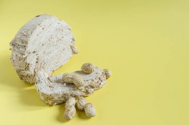 Fıstık desenli fıstık halkası, maden sahasının parlak sarı arka planında. Doğulu tatlıların Halva 'sı. Çok yaşa tatlı..