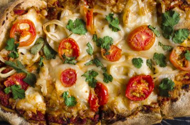 Renkli arka planda domatesli ve otlu Pinsa. Pinsa ev yemeği..