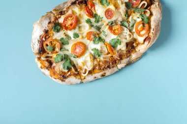 Kopi uzayının renkli arka plan görüntüsünde taze pinsa. Pinsa ev yemeği. Pizza hamur işleri.