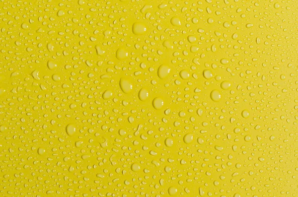 Latar Belakang Kuning Terang Dengan Tetesan Air Besar Dan Kecil — Stok Foto