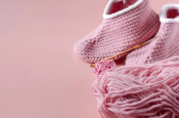 Rózsaszín Fonalból Készült Bőr Hurkolt Kötött Cipő Színes Háttér Kötési — Stock Fotó