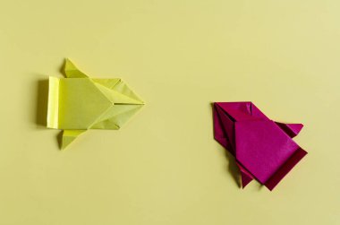 Renkli yakın plan çekimde sarı ve kırmızı renkli kağıt arabaları düşünün. Origami renkli kağıt yarış arabaları