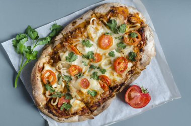 Kopi uzayının renkli arka plan görüntüsünde taze pinsa. Pinsa ev yemeği. Pizza hamur işleri.