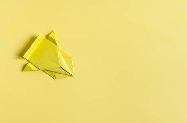 Sarı renkli konsept kağıt araba, parlak sarı arka plan yakın plan. Origami renkli kağıt yarış arabaları