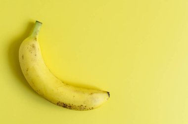Sarı arka planda taze sarı muz. Kopi uzayının renkli arka planında sarı muz.