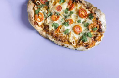 Renkli arka planda taze oval pizza, üst manzara, yazı için yer. Pinsa 'nın ev yemeği. Pizza pişirme