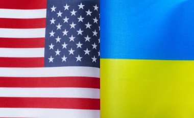 ABD ve Ukrayna 'nın ulusal bayraklarının parçaları yakın planda.