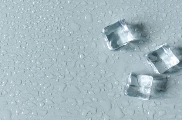 Açık Mavi Zemin Üzerinde Şeffaf Yapay Buz Küpleri Şeffaf Buz — Stok fotoğraf