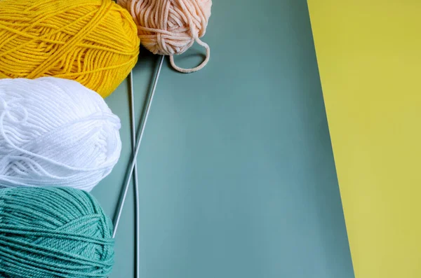 Tangles Multicored Yarn Two Tone Yellow Green Background Top View — Stockfoto