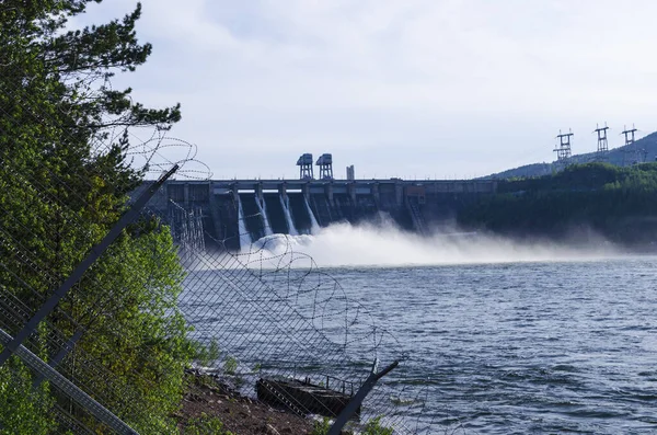 Discharge Excess Water Floodgates Flooding Hydroelectric Power Station Wire Fence — Stock Photo, Image