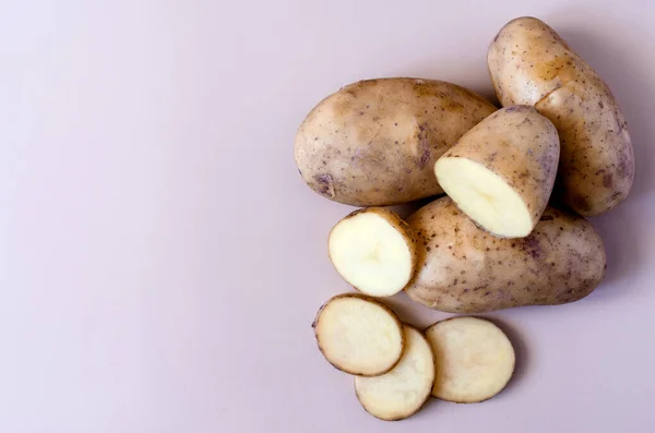 Aardappelknollen Een Halve Aardappel Een Gekleurde Achtergrond Aardappelen Een Gekleurde Stockfoto