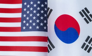 Birleşik Devletler ve Kore Cumhuriyeti 'nin bayraklarının parçaları yakın planda.