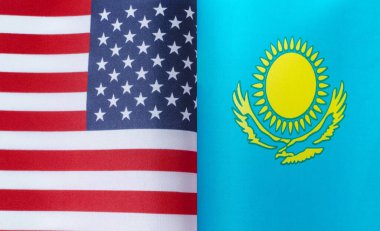 ABD ve Kazakistan 'ın bayraklarının parçaları yakın planda.