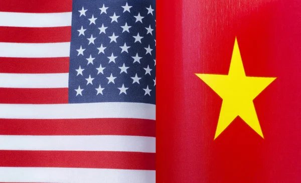 特写中的美国和越南国旗碎片 — 图库照片