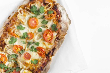 Hafif arka planda taze oval pizza, üst manzara, mesaj için yer. Pinsa 'nın ev yemeği. Pizza pişirme