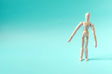 Hafif bir arka planda, şaşırmış bir tahta adam figürü. Renkli arka plan fotokopi uzayındaki ahşap bir adam.