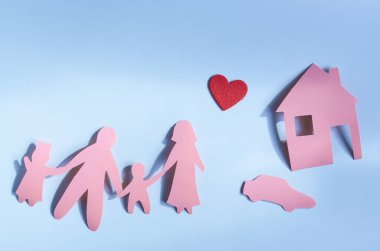 Parlak kırmızı insan figürleri, arabası ve parlak kırmızı bir kalbi olan bir ev. Konut kredisi konsepti ve yakın planda yetişkinlerin, çocukların ve mülklerin araba kredisi rakamları.