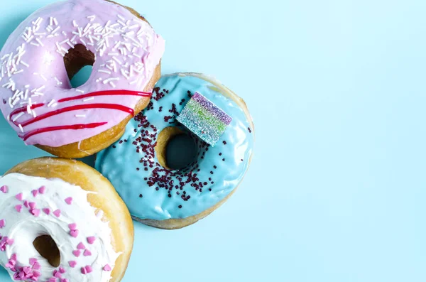 Fresh Donuts Colored Glaze Blue Background Kopi Space Colorful Donuts — Stock Photo, Image