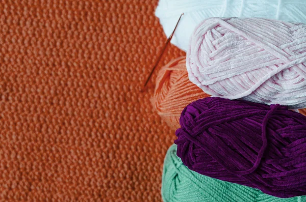Színes Fonalból Horgolt Anyagból Készült Gombostűk Textilalapon Needlework Színes Háttér — Stock Fotó