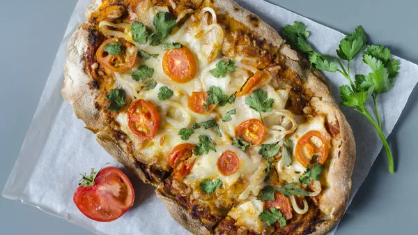 Kopi uzayının renkli arka plan görüntüsünde taze pinsa. Pinsa ev yemeği. Pizza hamur işleri.