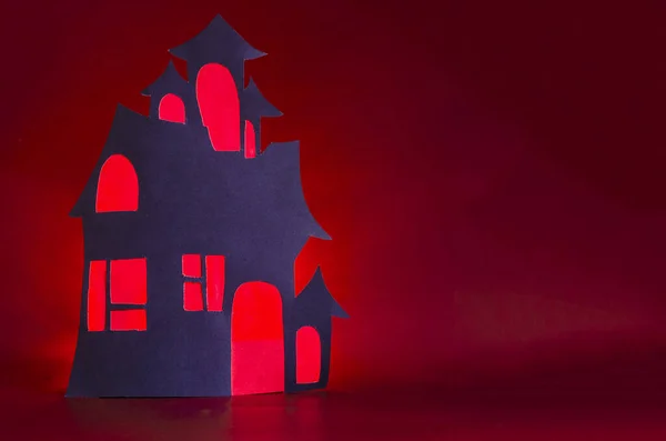 Een Donker Huis Met Gloeiende Rode Ramen Rode Ramen Een — Stockfoto