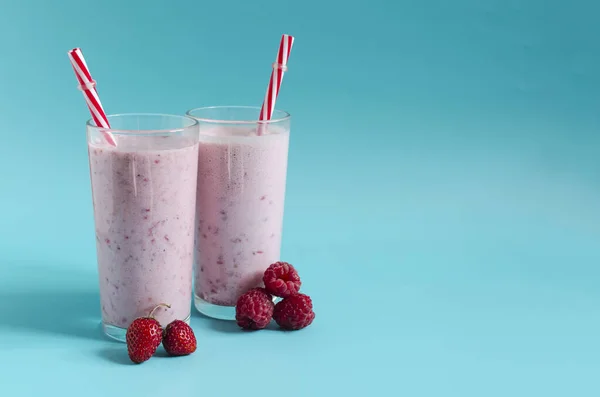 Batidos Platos Transparentes Con Frambuesas Fresas Una Vista Superior Fondo —  Fotos de Stock