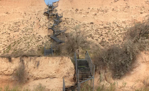 Крутая Металлическая Лестница Вдоль Вертикального Желто Коричневого Глиняного Склона Маленький — стоковое фото