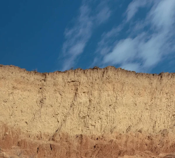 수직적 자연적 흙으로 하늘이 연속적으로 노랗고 갈색의 점토로 뒤덮여 지질학에서의 — 스톡 사진
