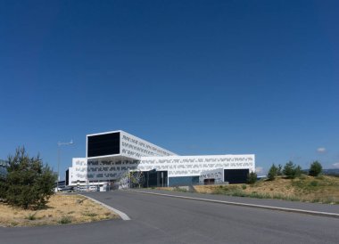 Oslo, Norveç - Temmuz 2018. Fornebu 'daki Ekvator modern ofis binası. Yolun kenarından görüntüyü al. Norveç televizyon dizisi için çekim yeri işgal edildi.