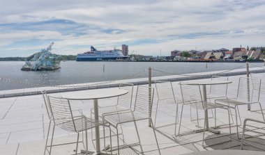 Oslo, Norveç - Temmuz 2018; Monica Bonvicini 'nin Oslo Fjord' unda yüzen ve arka planda bir gemi bulunan 