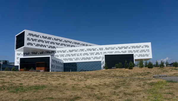 Oslo, Norveç - Temmuz 2018. Fornebu 'daki Ekvator modern ofis binası. Yan görüş. Norveç televizyon dizisi için çekim yeri işgal edildi.