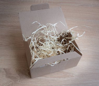 Farklı boyutlarda ve renkte karton kutular, büyük bir paket kağıdı, tahta arka planda dört küçük yuvarlak kutu. Kozmetik ve güzellik salonları için çevre dostu paketleme.