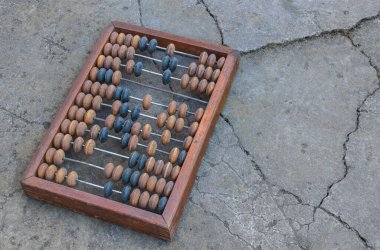 Yaşlı abaküs asfalt üzerinde, derin çatlaklar ve yosunlarla birlikte. Üst Manzara. Geleneksel iş kavramı.