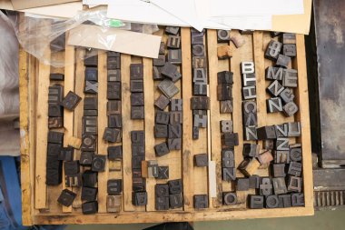 Tahtadan baskı, basım atölyesi alfabesi, tasarım için harfler