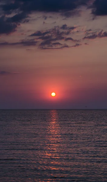 Salida del sol sobre el mar por la mañana — Foto de Stock