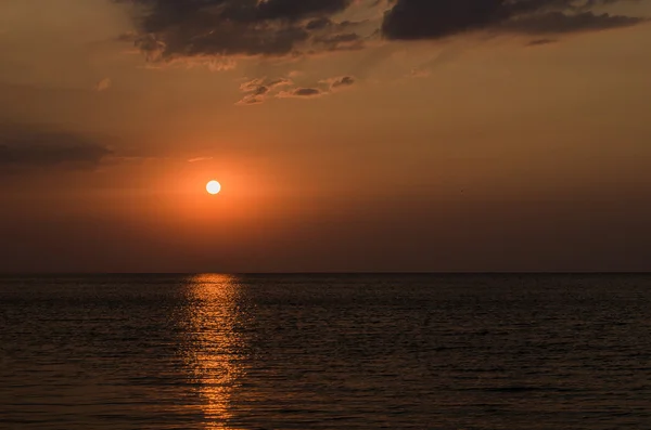 Salida del sol sobre el mar por la mañana — Foto de Stock