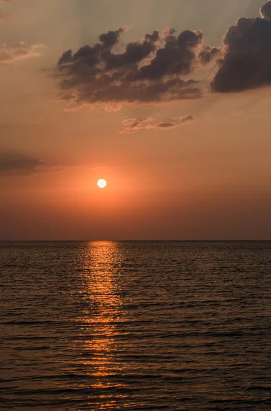 Salida del sol sobre el mar por la mañana — Foto de Stock