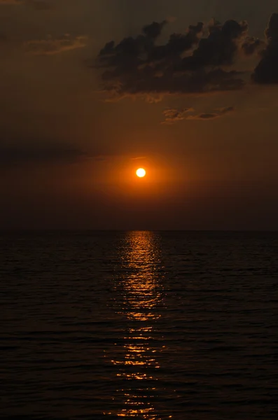 Salida del sol sobre el mar por la mañana — Foto de Stock