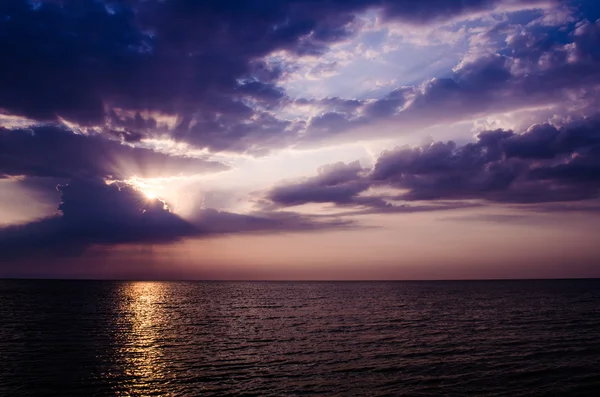 Salida del sol sobre el mar por la mañana — Foto de Stock