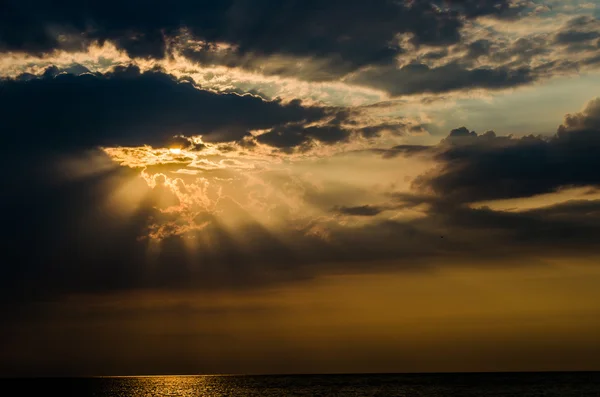 Salida del sol sobre el mar por la mañana — Foto de Stock